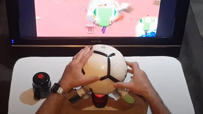 Youtuber cria comando de jogos com uma bola de futebol e desodorizante roll-on