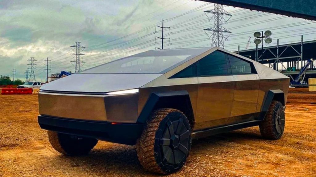 Tesla é gozada por publicitar que a Cybertruck pode puxar “massa quase infinita”