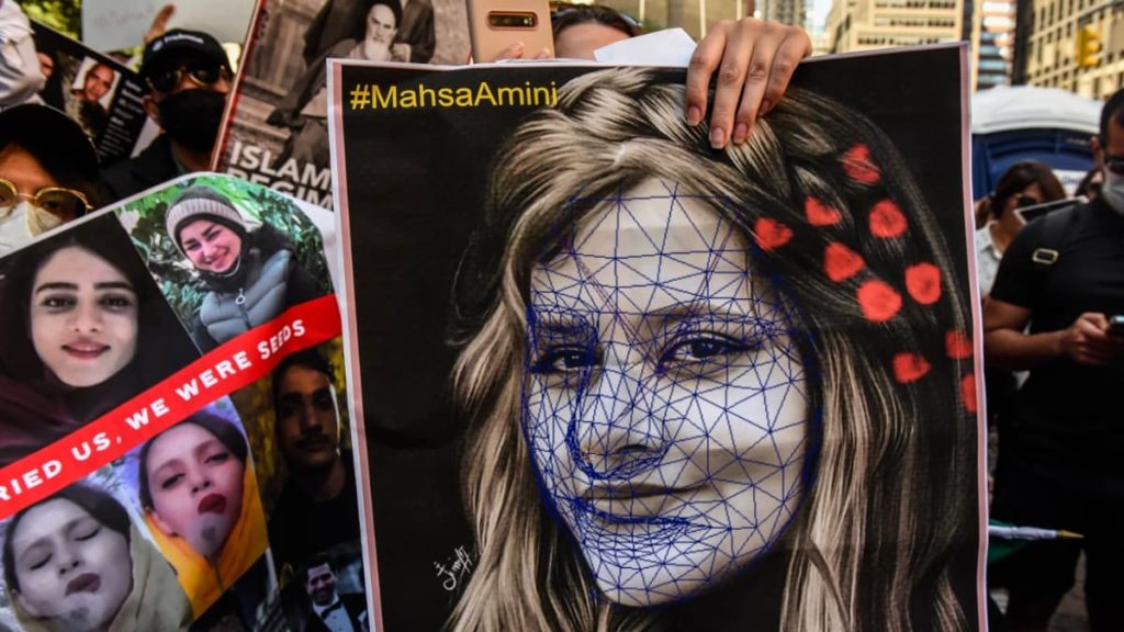 Irão usa reconhecimento facial para punir mulheres que não utilizem hijab