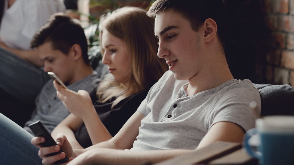 Depois da Austrália, Suécia planeia proibir o acesso dos adolescentes às redes sociais