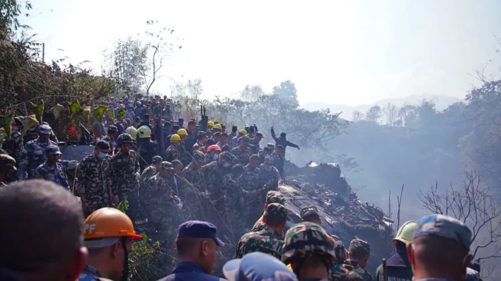 Vídeo em direto no Twitter mostra segundos finais do avião que caiu no Nepal
