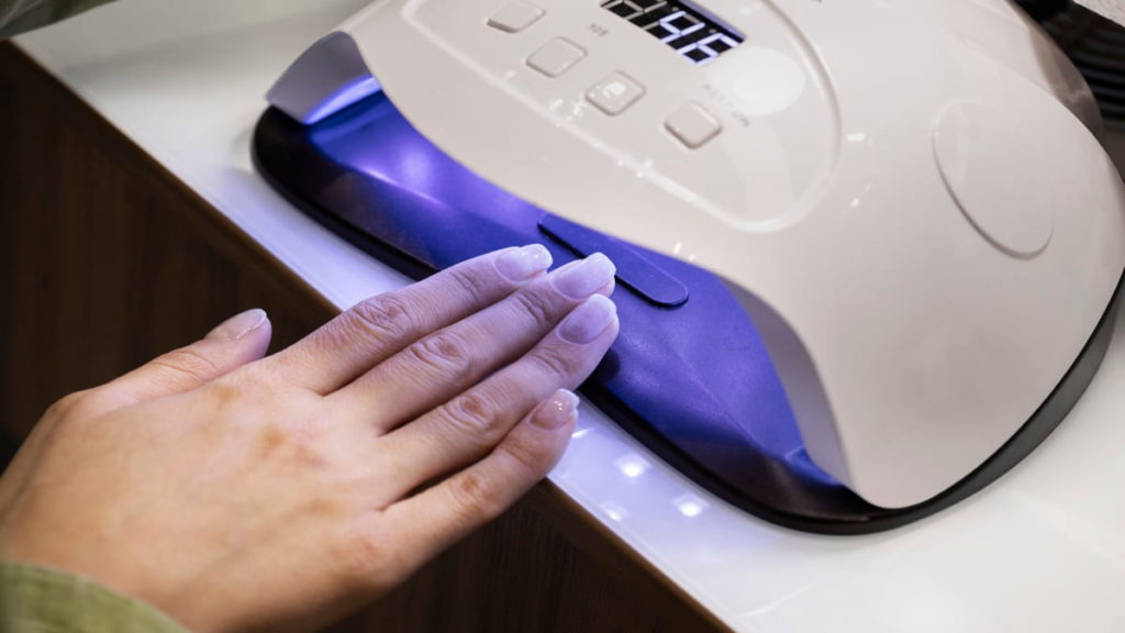 Secadores de verniz com luz UV matam células e causam mutações que podem provocar cancro