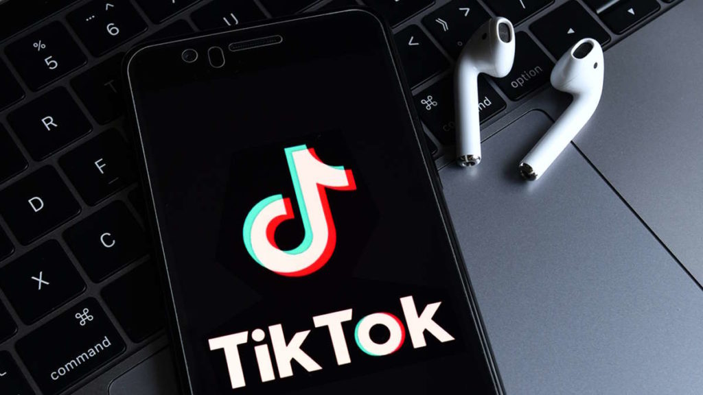 Dica: como ativar o auto-scrolling no TikTok para uma visualização “mãos-livres”