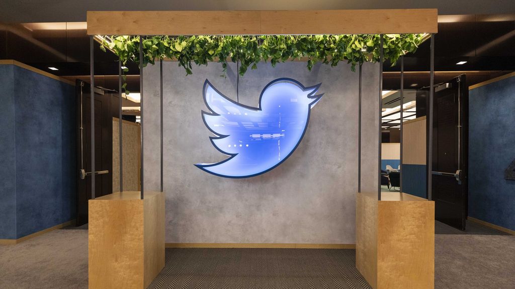 O Twitter foi a leilão: estátua do pássaro azul rendeu 100 mil dólares