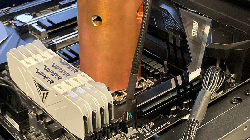Processador Intel Core i9 arrefecido passivamente com 4 kg de cobre!