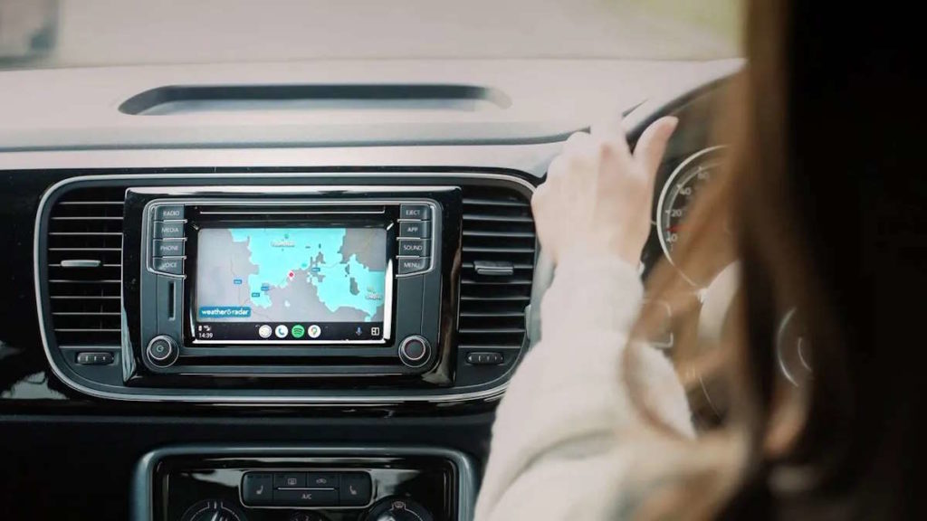 Agora pode ter uma ajuda na condução e saber se vai chover diretamente no Android Auto