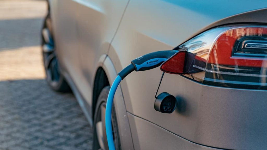 Este problema dos carros elétricos poderá estar a encarecer-lhes o seguro