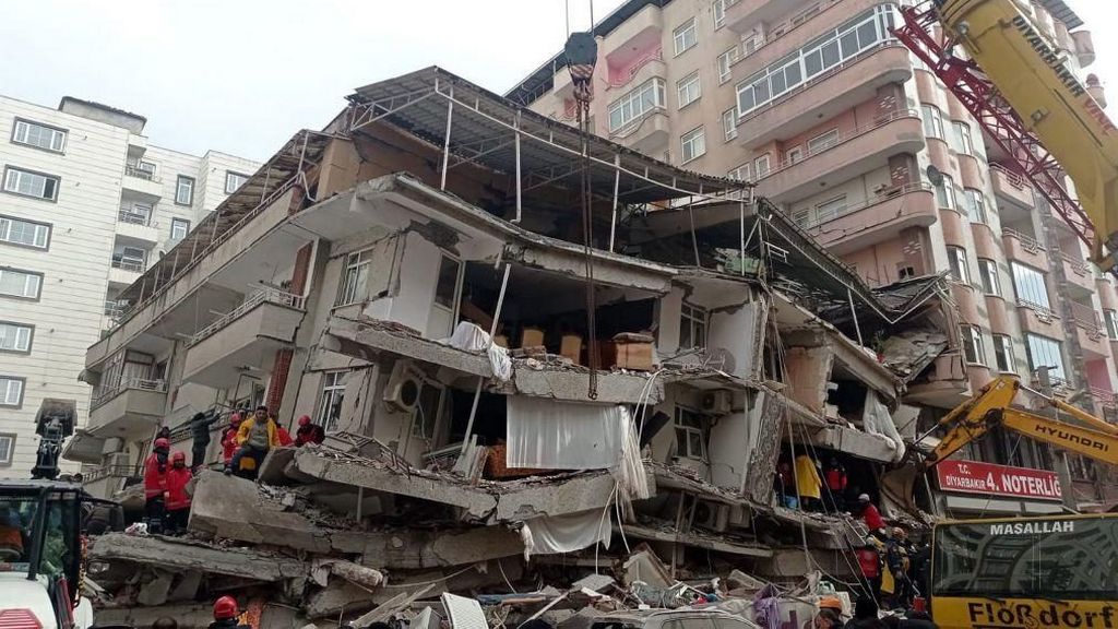 Sismo na Turquia com magnitude 7.8 durou mais de 1 minuto. Há risco de Tsunami?