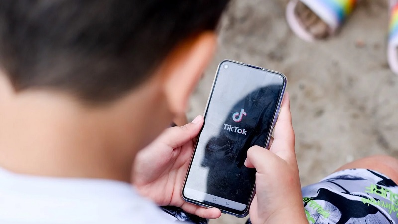 Crianças passam cerca de 2 horas por dia no TikTok, diz relatório
