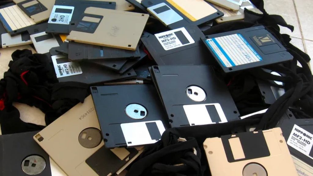 “Ganhámos a guerra contra as disquetes”: Japão declara vitória à modernização. Falta o fax…