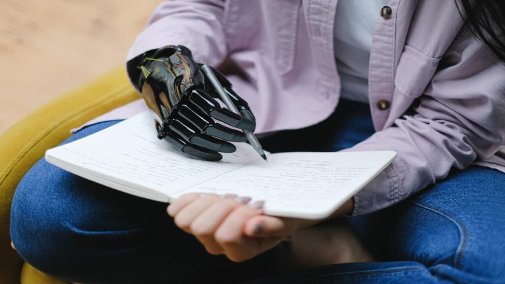 Escrever à mão tem melhores resultados de aprendizagem do que teclar, afirma estudo