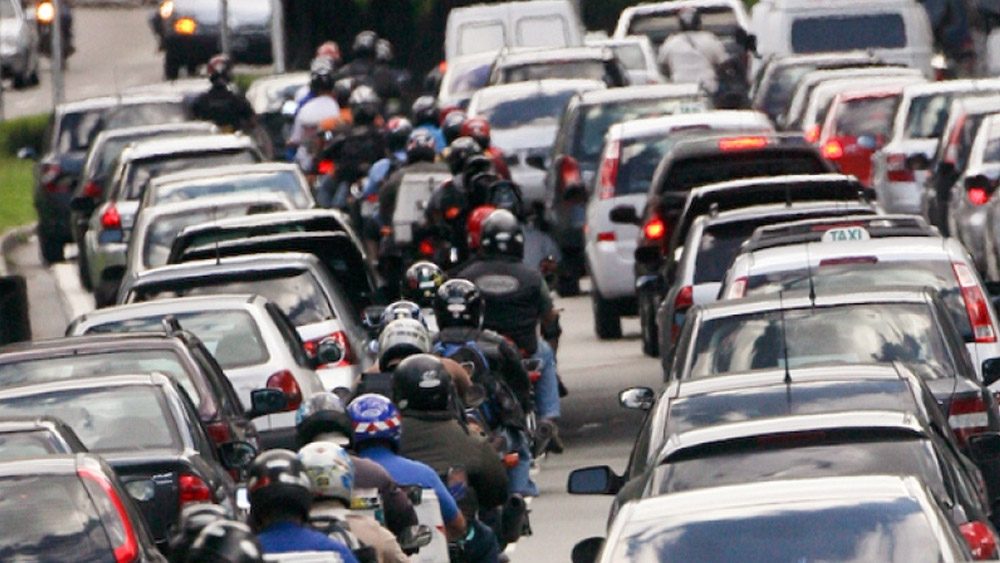 Código da Estrada: Motas podem “furar” nas filas de trânsito?