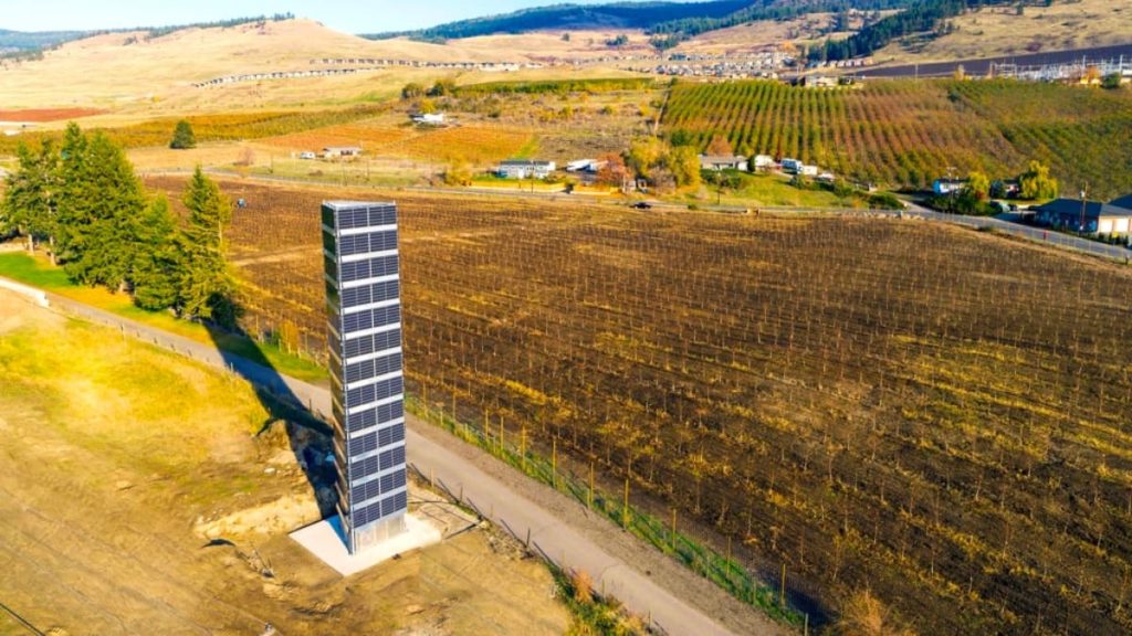 Uma torre solar fotovoltaica para poupar espaço. Será eficiente?