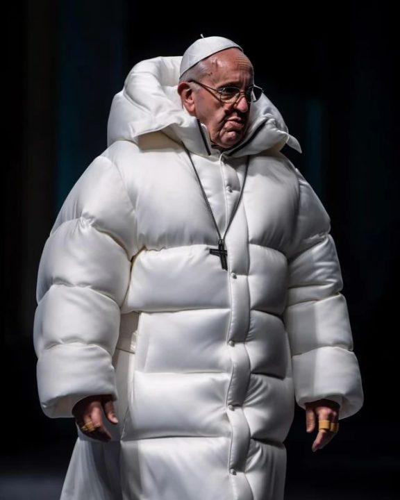 Imagem de Papa Francisco de casaco branco e cruz ao pescoço será verdadeira?