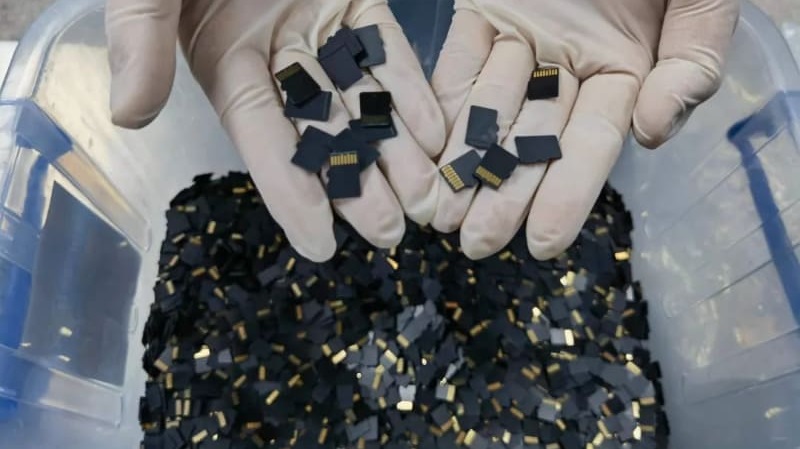 Ciclista detido na China por tentar entrar com 6.000 cartões microSD