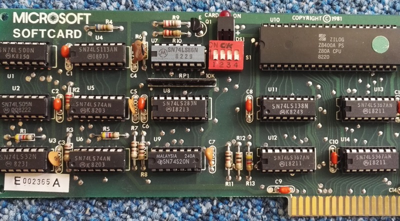 Em 1980, a Microsoft lançou o seu primeiro hardware apenas compatível com a Apple