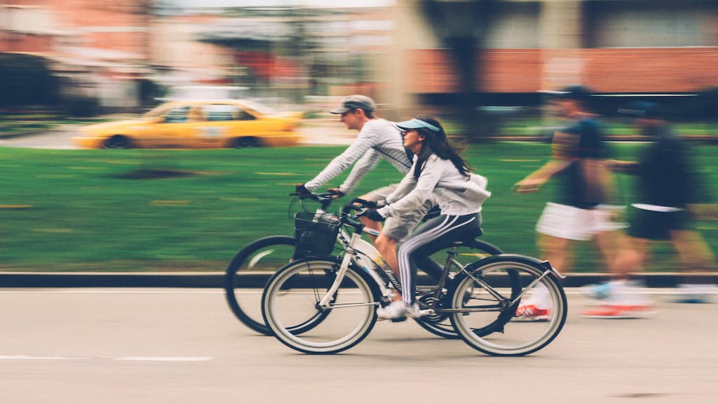 Dois ciclistas podem circular lado a lado na estrada?