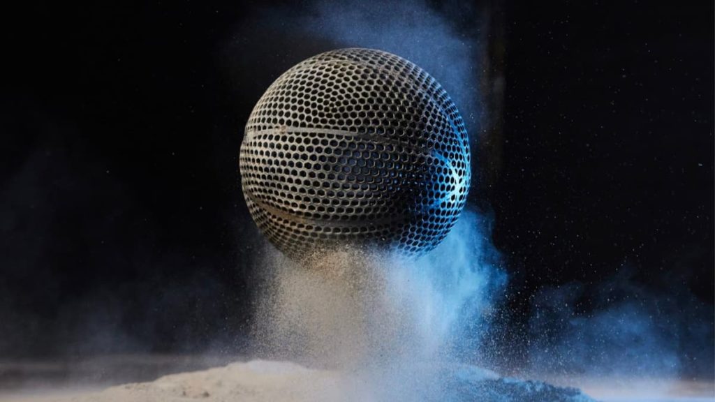 A bola de basquetebol foi reinventada. Não tem ar e traz um design de malha impressa em 3D