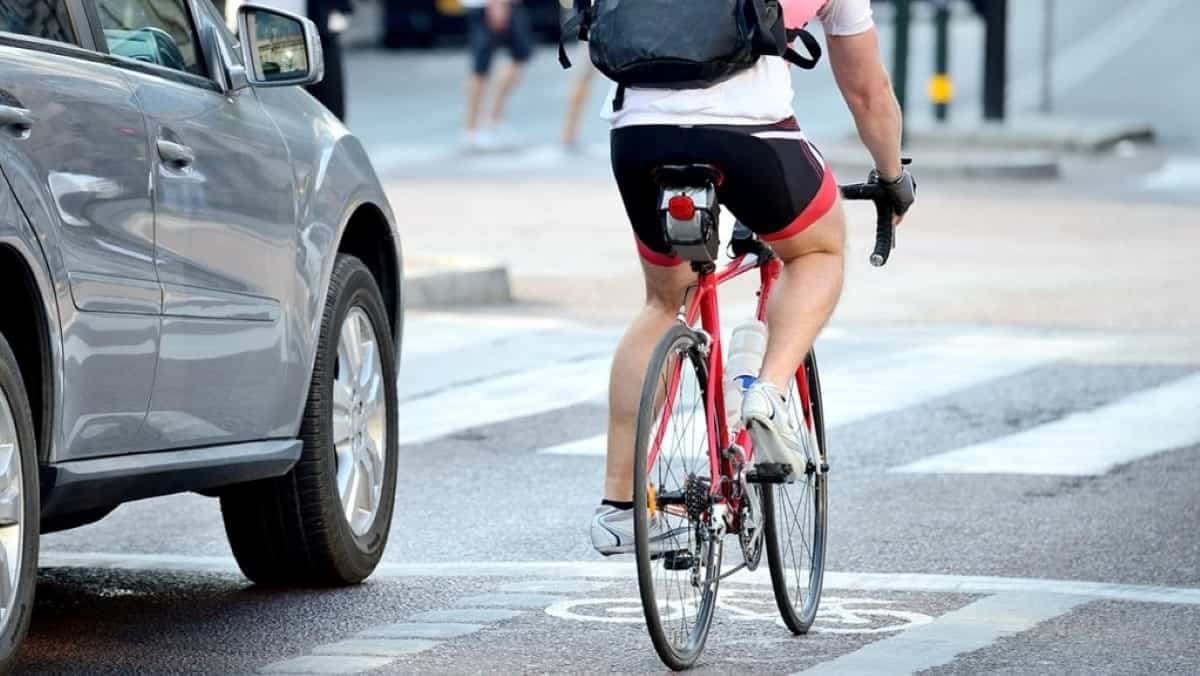É legal pisar a linha contínua para ultrapassar ciclistas?