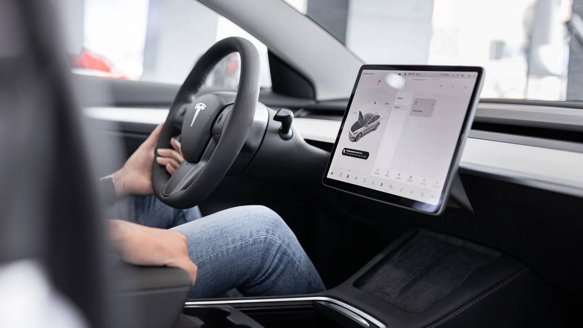 A conduzir cansado? Tesla vai monitorizar de forma mais ativa condutores dos seus carros