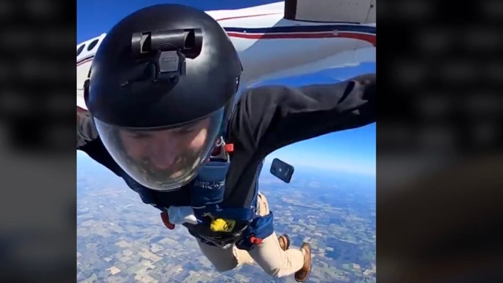 iPhone sobrevive a uma queda de 14.000 pés num evento de paraquedismo (vídeo)