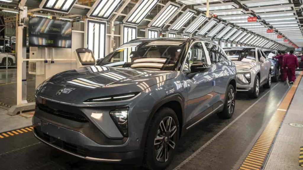 Especialistas alertam: guerra de preços dos carros elétricos vai piorar em 2024