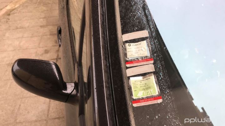 Já não vai precisar de ter o dístico do seguro no vidro do carro