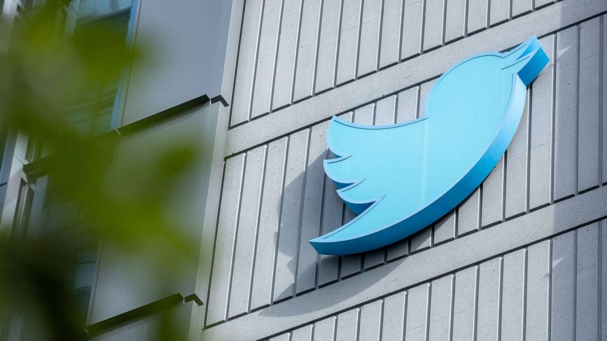 Quanto vale o icónico pássaro do Twitter? Peça foi vendida num leilão!