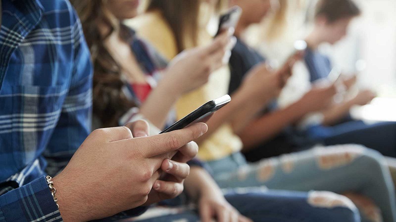 83% concordam com a proibição do uso de telemóveis nas escolas