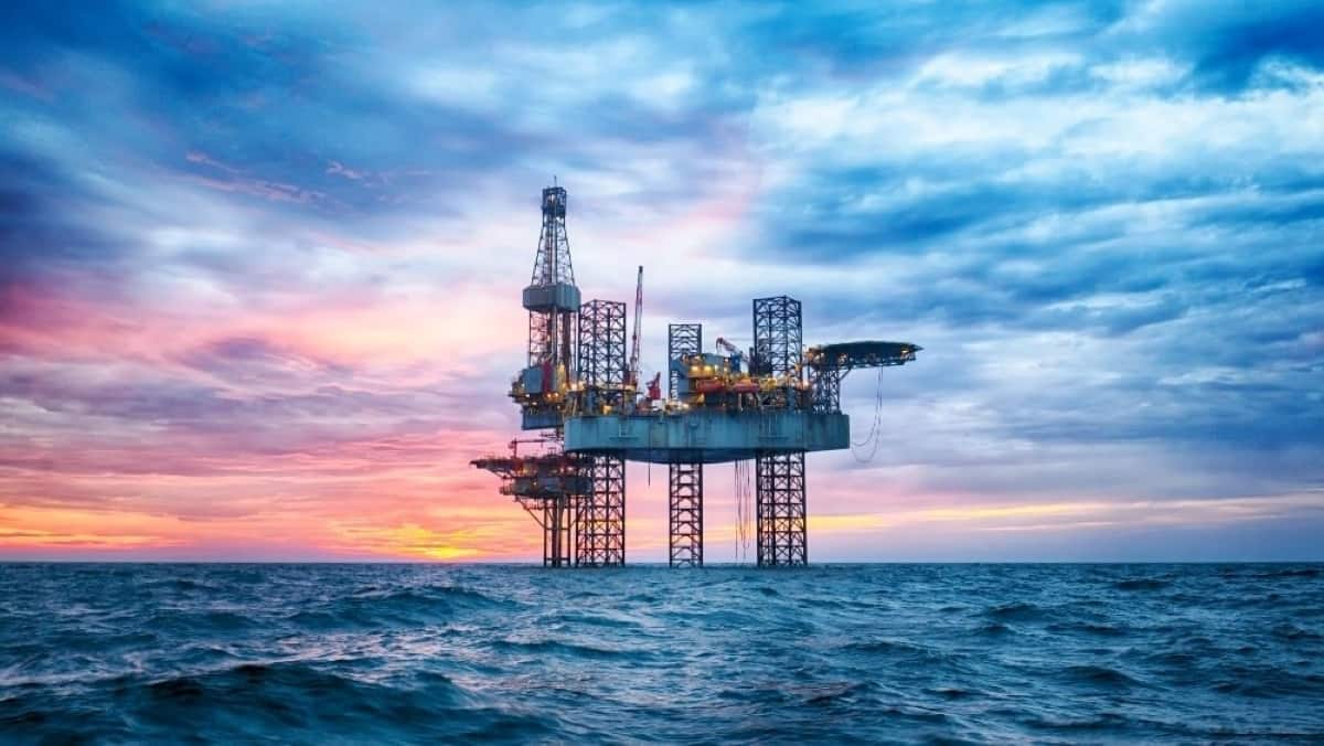 O mar está cheio de plataformas petrolíferas e as empresas estão a abandoná-las por lá