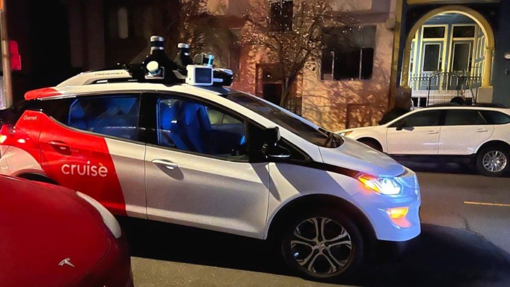Carro autónomo Cruise atrapalha equipas de emergência após tiroteio nos EUA (vídeo)