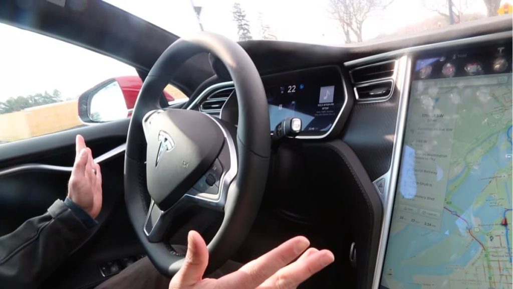 Carro da Tesla tem acidente e autoridades culpam o marketing “piloto automático”