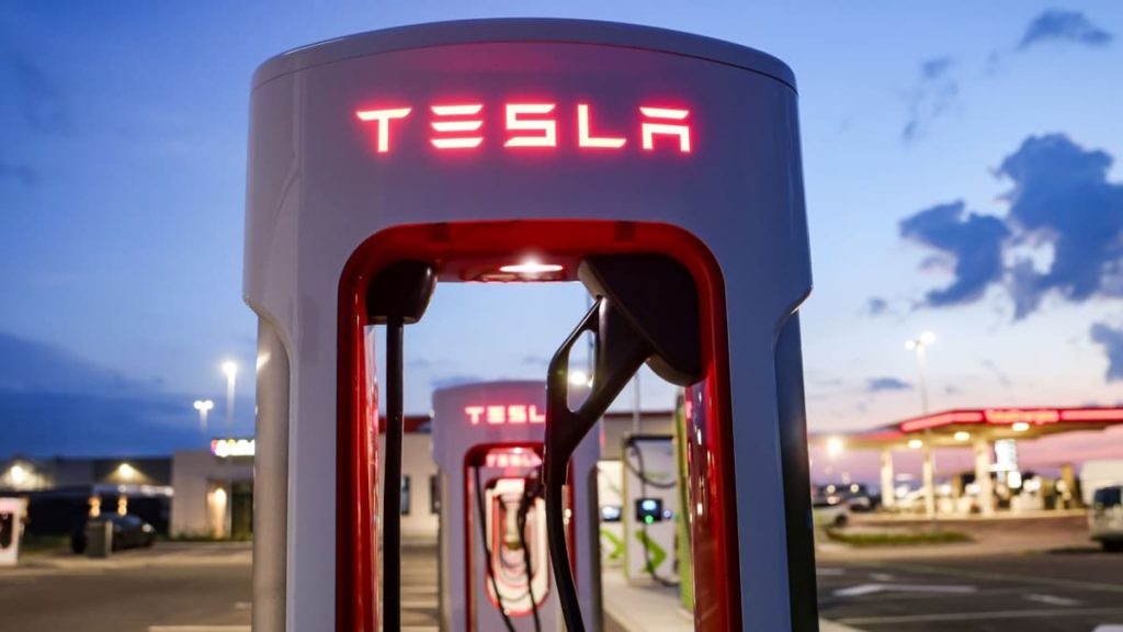 Tesla ainda domina nas vendas de carros elétricos, mas a BYD aproxima-se rapidamente