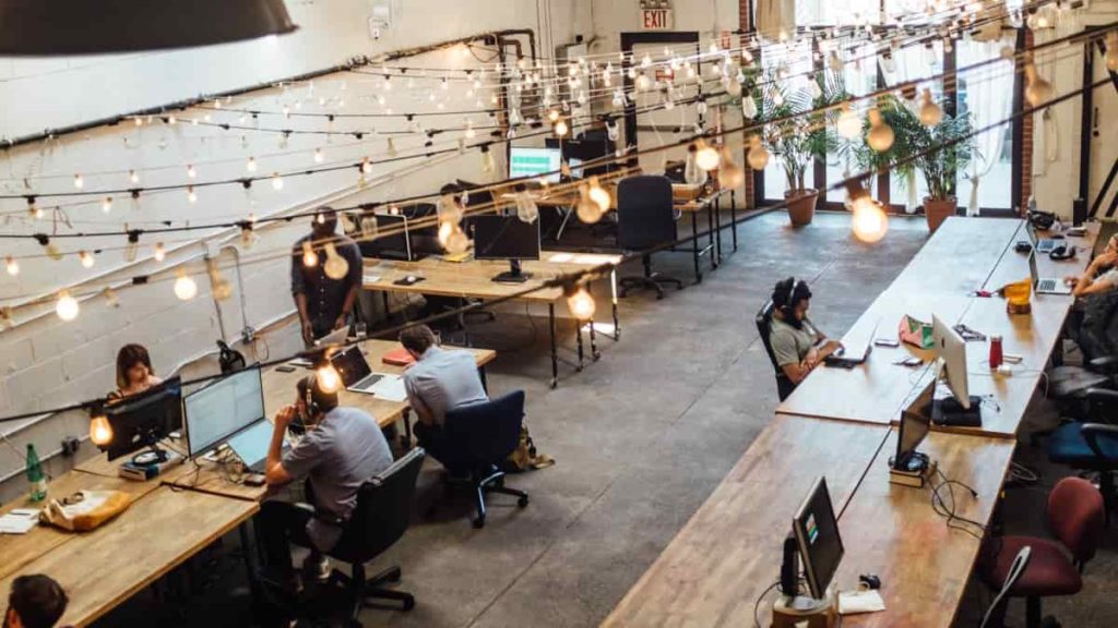 No meio está a virtude: entre o regime de trabalho remoto e o presencial, ganha o híbrido