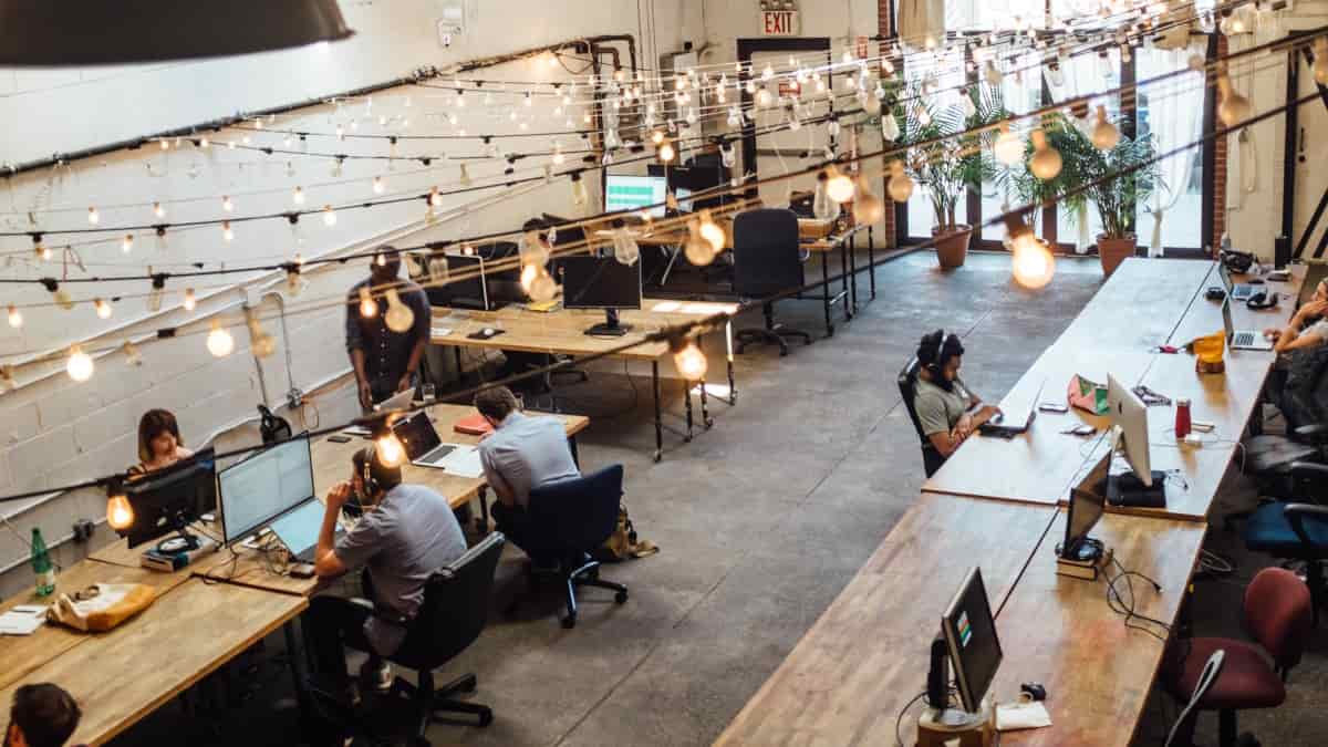 No meio está a virtude: entre o regime de trabalho remoto e o presencial, ganha o híbrido