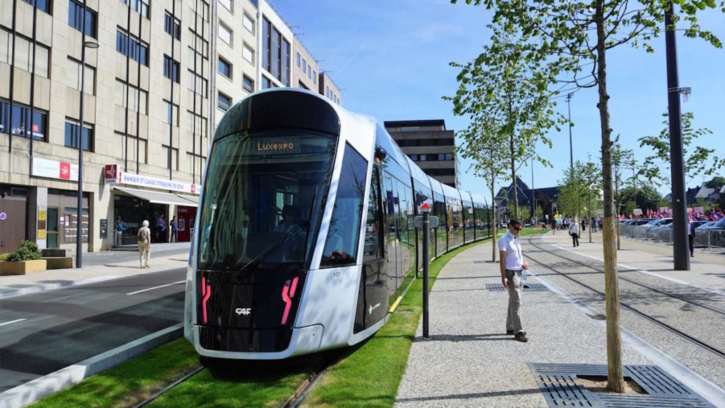Devem os governos tornar os transportes públicos gratuitos?