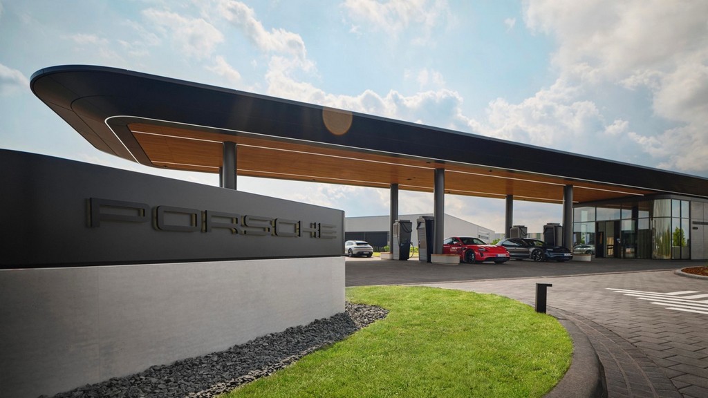 Porsche cria espaço de luxo para carregamento dos seus carros elétricos na Europa