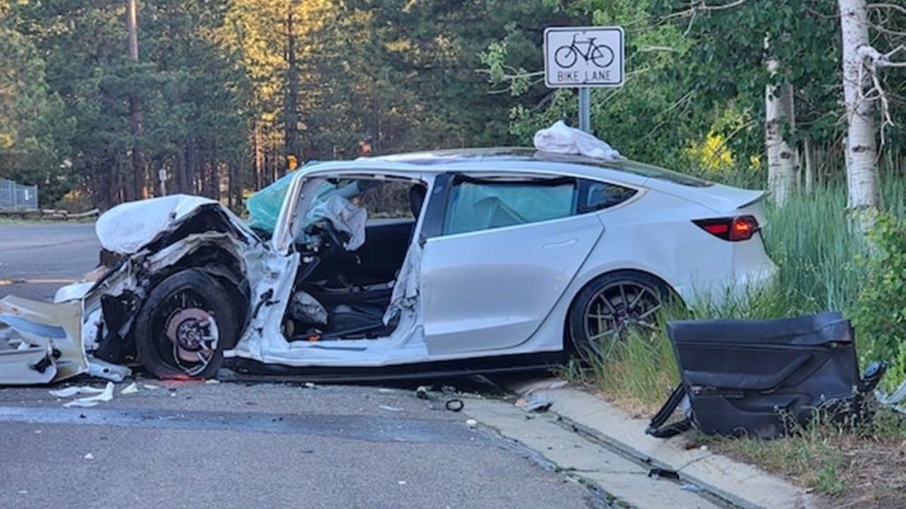Autopilot da Tesla é investigado por acidente que matou adolescente e bebé