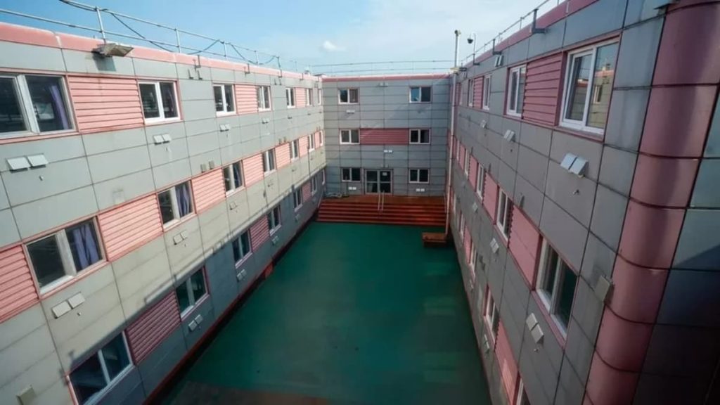 Reino Unido tem solução para os refugiados, mas há quem lhe chame “prisão flutuante”