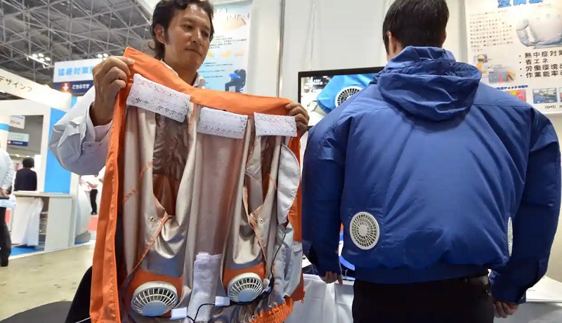 Japoneses usam casacos com ventoinhas devido ao calor extremo