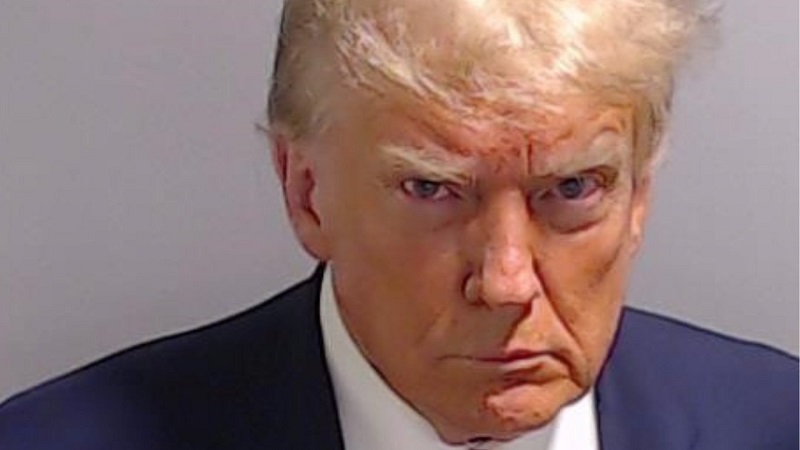 Passados mais de 2 anos, Donald Trump volta ao Twitter/X para partilhar a sua foto na polícia