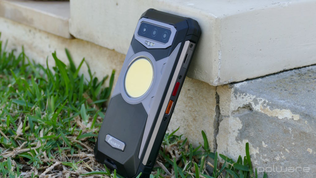 Já chegou o FOSSiBOT F102 – o smartphone robusto com lanterna para os mais aventureiros