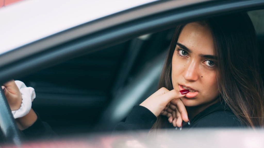 Pode andar de auriculares enquanto conduz o seu veículo?