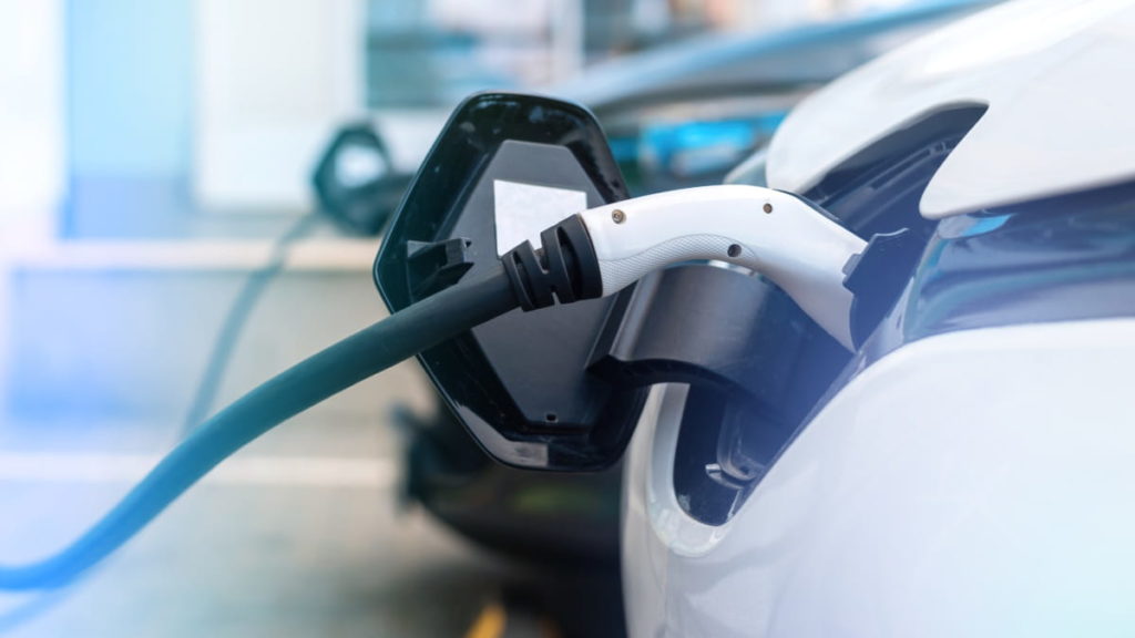Governo cortou nos apoios à compra de carros elétricos
