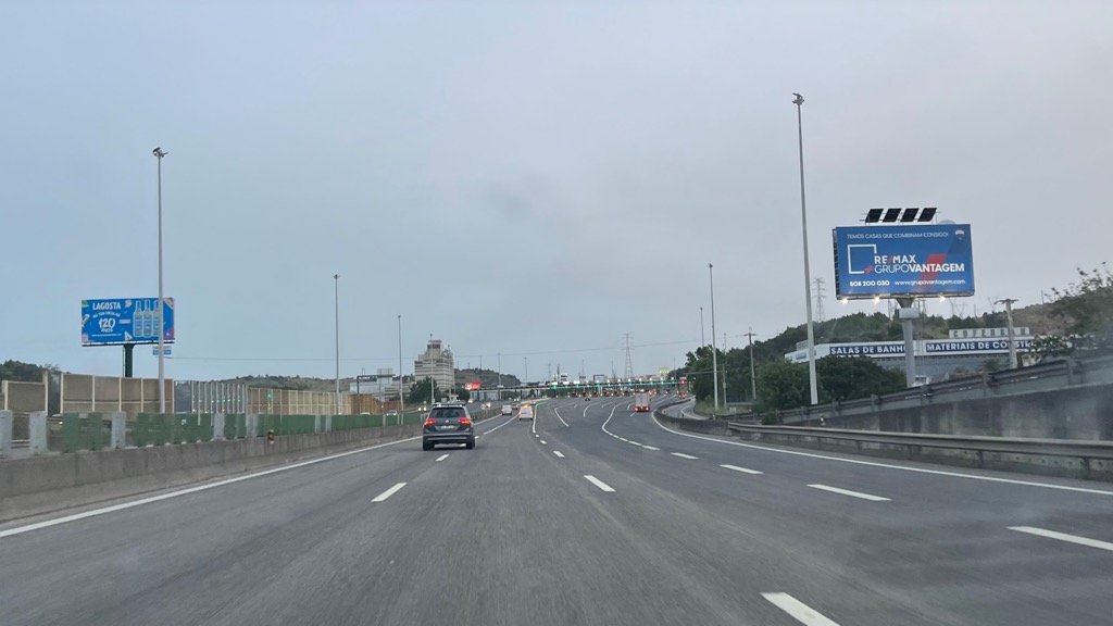 Não circule pela esquerda na autoestrada! Há multas…