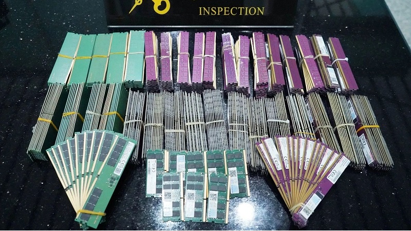 Homem tenta entrar na China com 420 memórias RAM amarradas ao corpo