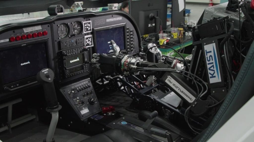 Este robô humanoide consegue pilotar um avião apenas lendo o manual