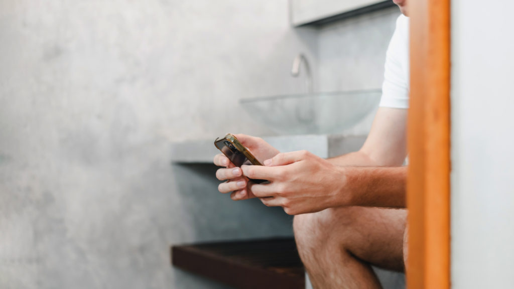 Deve ou não sentar-se nas sanitas públicas? A ciência responde