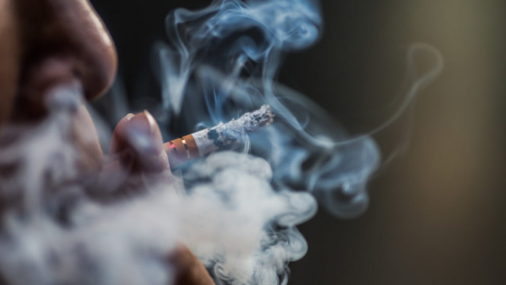 Reino Unido quer ir aumentando a idade legal para comprar cigarros até que ninguém possa