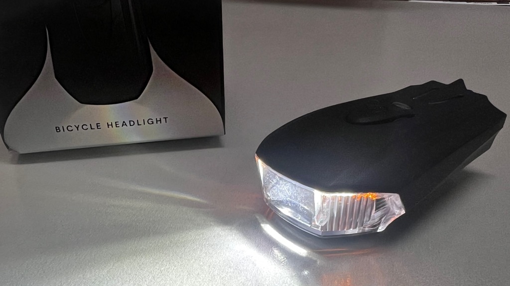 Luz para bicicleta multifunções por menos de 20 euros? É esta…